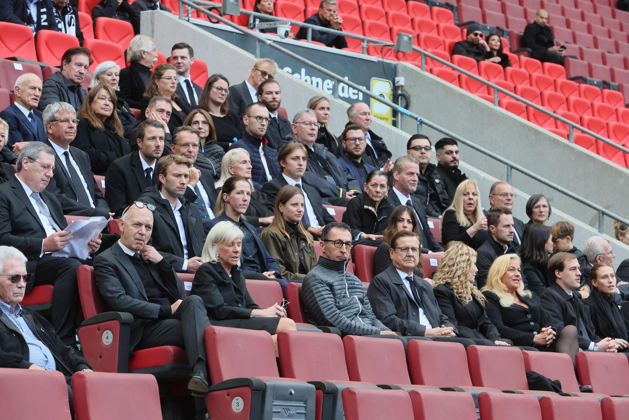 Gäste auf der Trauerfeier von Christoph Daum im Rhein-Energie-Stadion.
