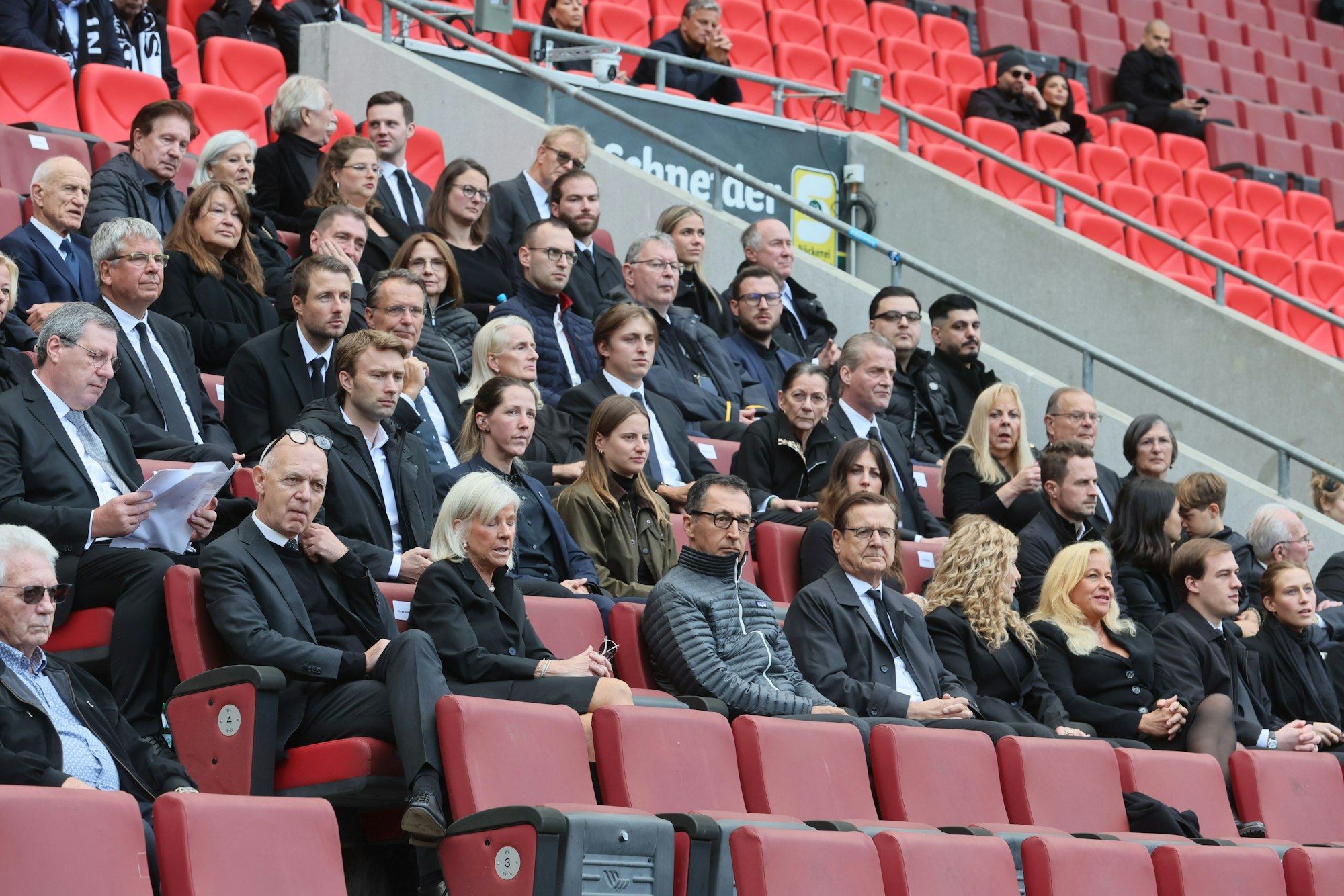 Gäste auf der Trauerfeier von Christoph Daum im Rhein-Energie-Stadion.