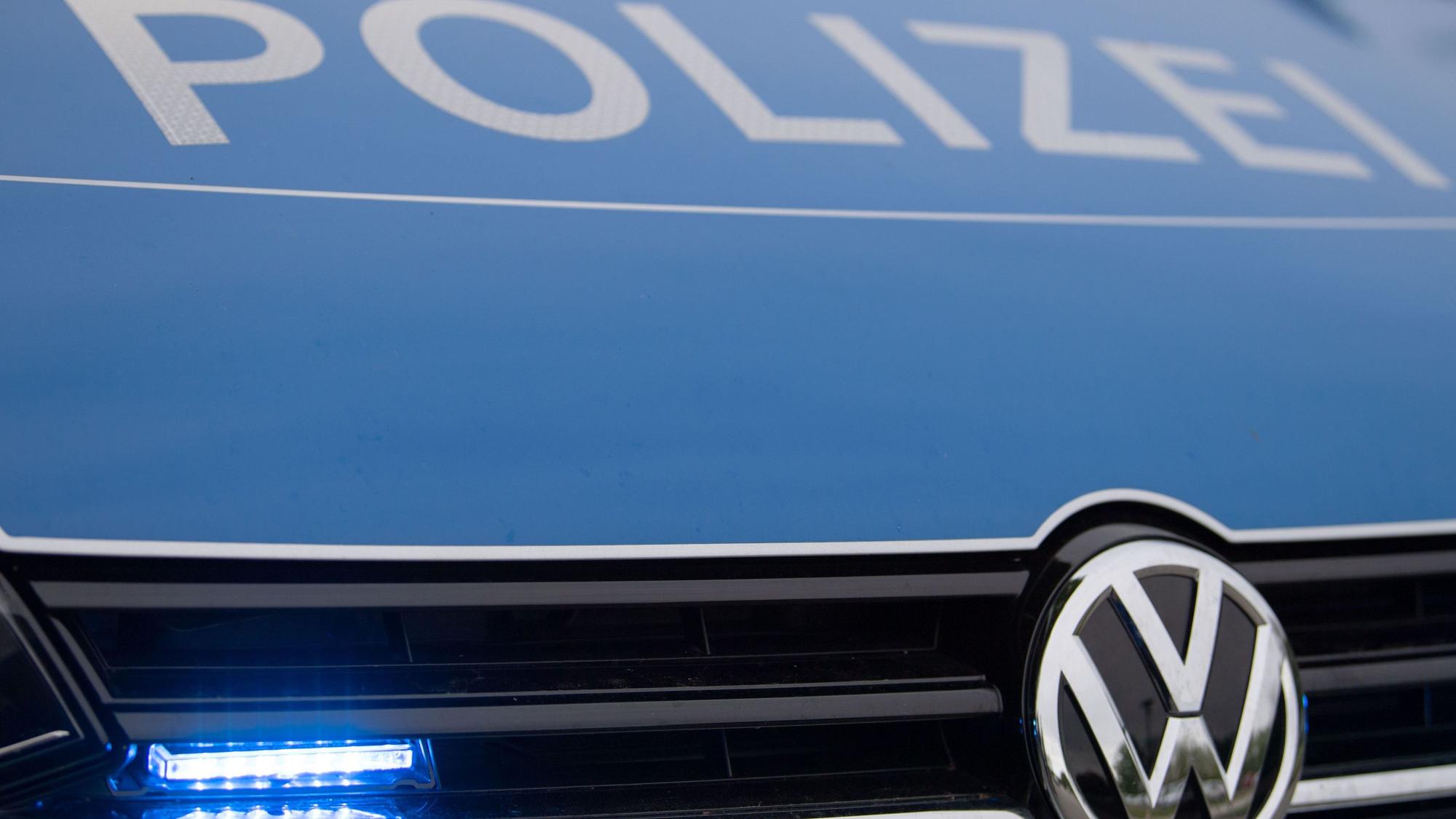 Ein Blaulicht leuchtet an einer Polizeistreife. (Symbolfoto)