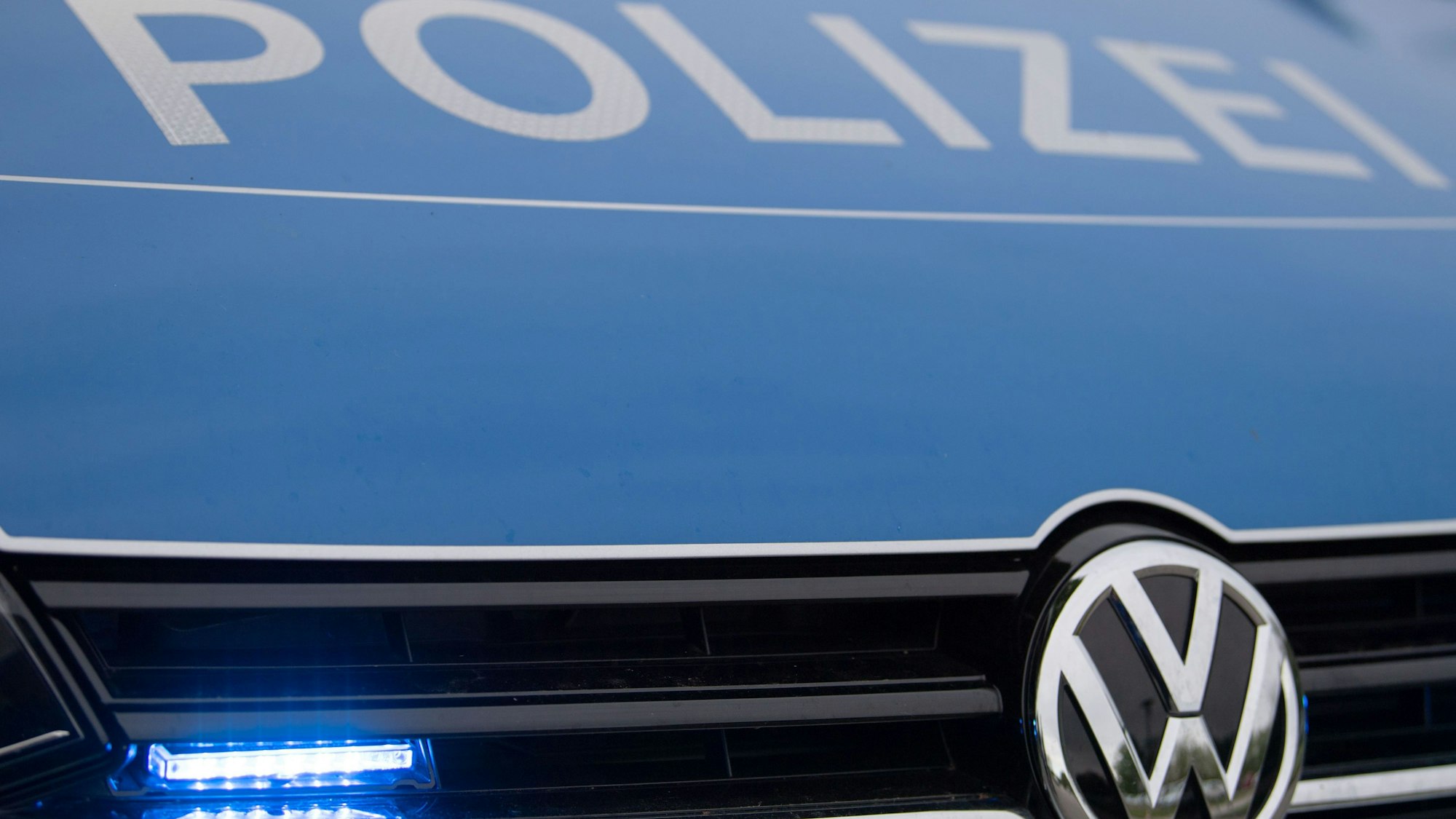 Ein Blaulicht leuchtet an einer Polizeistreife. (Symbolfoto)