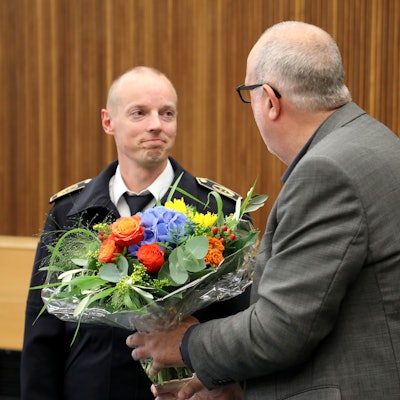 Der Vorsitzende des Ausschusses für Gesundheit, Rettungswesen und Verbraucherschutz, Ulrich Heutz, verabschiedet Kreisbrandmeister Martin Müller-Saidowski in der Sitzung am 11. September 2024 im großen Sitzungssaal des Kreishauses Am Rübezahlwald