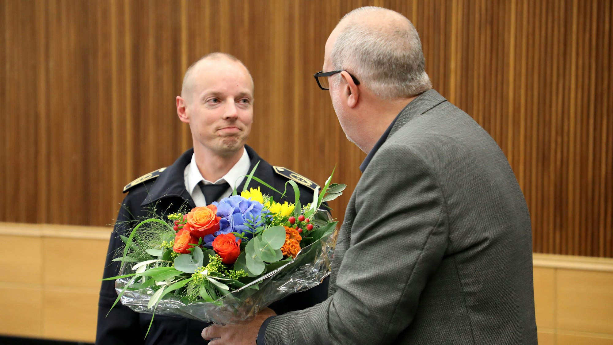 Der Vorsitzende des Ausschusses für Gesundheit, Rettungswesen und Verbraucherschutz, Ulrich Heutz, verabschiedet Kreisbrandmeister Martin Müller-Saidowski in der Sitzung am 11. September 2024 im großen Sitzungssaal des Kreishauses Am Rübezahlwald