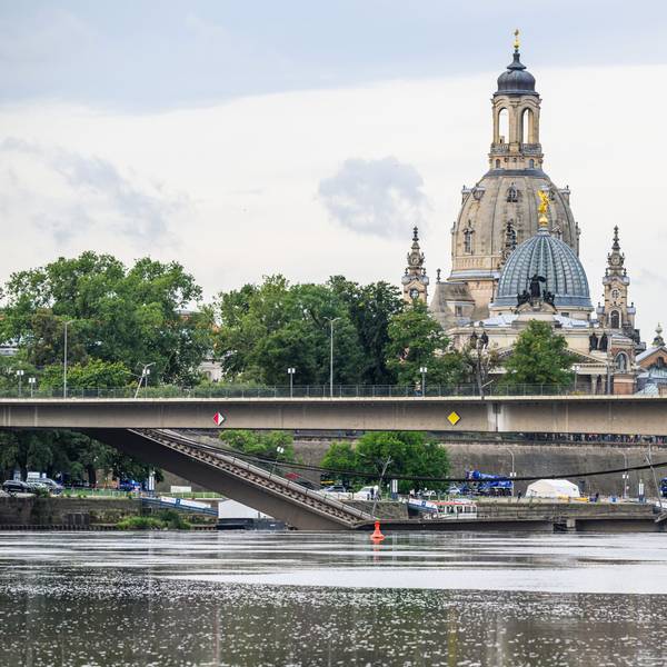 Blick auf die in Teilen eingestürzte Carolabrücke über die Elbe in Dresden.