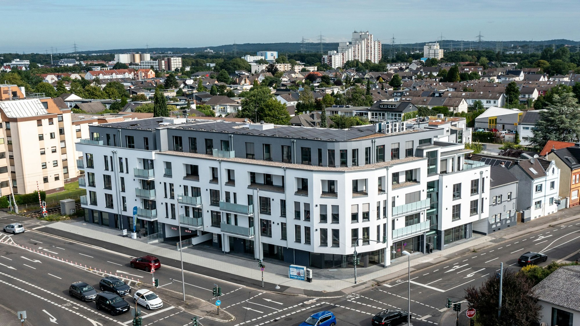 Ein neu gebautes Eckhaus aus der Vogelperspektive.