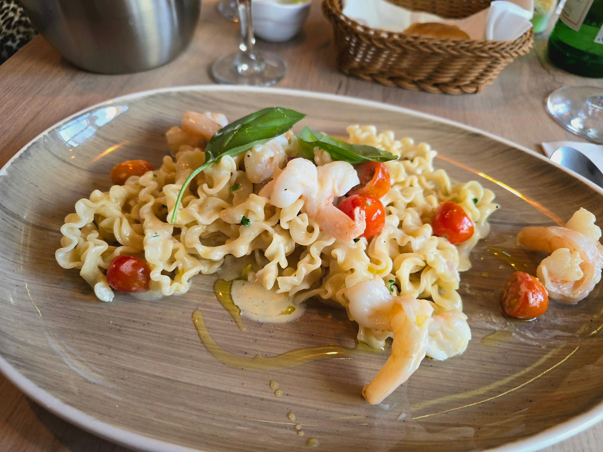 Ein Pastagericht ist auf einem braungrau melierten Teller zu sehen.