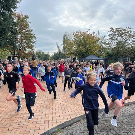 Schülerinnen und Schüler starten beim Sponsorenlauf.