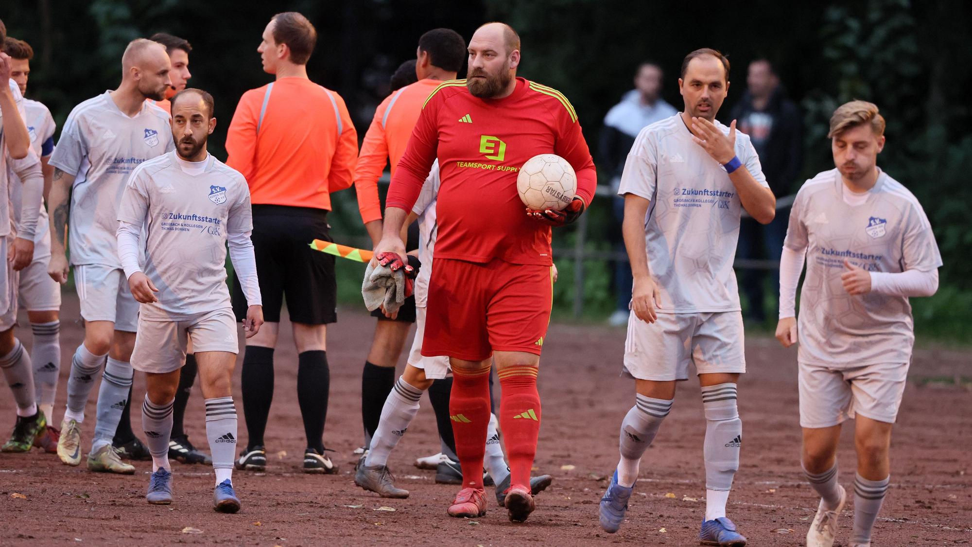 Auf dem Foto sind die Kerpener Spieler in weißen Trikots zu sehen.
