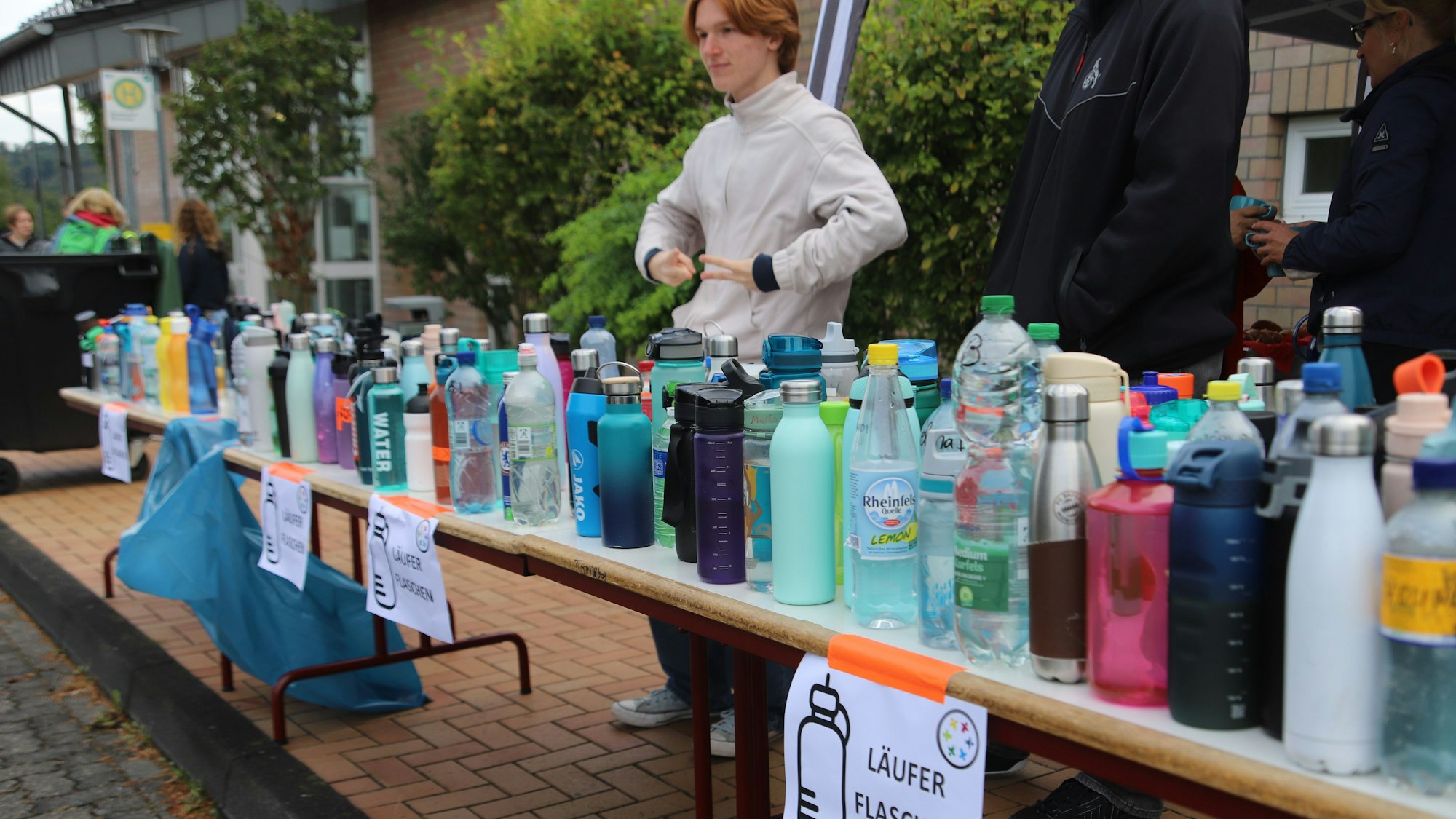 Auf mehreren Tischen standen die Trinklaschen der Läuferinnen und Läufer bereit.