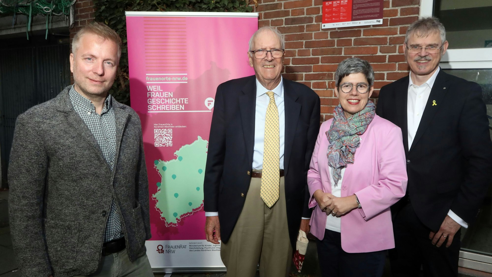 Fabian Selle, Helmuth Caspar von Moltke, Monika Kleinefenn und Ulrich Soénius (v.l.) bei der Vorstellung der Tafel für Freya von Moltke.