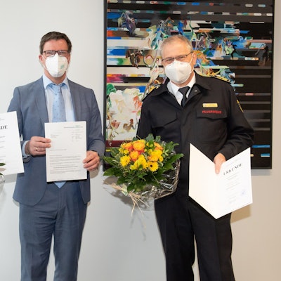 Landrat Stephan Santelmann mit Kreisbrandmeister Martin Müller-Saidowski steht mit Mund-Nase-Schutz im Kreishaus.