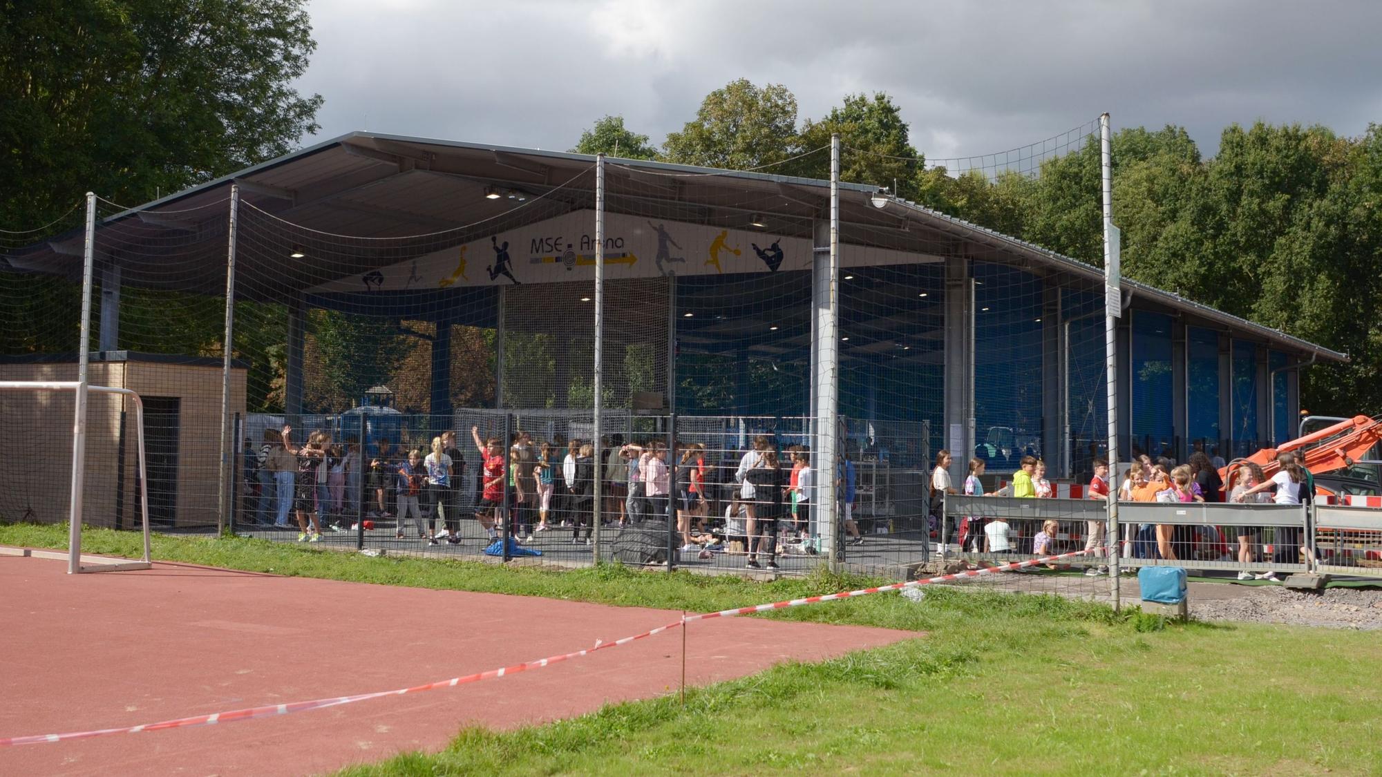Neben einem Fußballplatz steht die neue Freilufthalle der Marienschule Euskirchen.