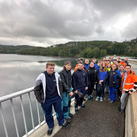 In die Natur statt ins Büro: Die jungen Auszubildenden von Aggerverband, Aggerenergie und der Firma Bühler rückten aus, um an der Aggertalsperre in Gummersbach die Hinterlassenschaften der Besucherinnen und Besucher einzusammeln. Unser Foto zeigt die Gruppe auf der Sperrmauer.