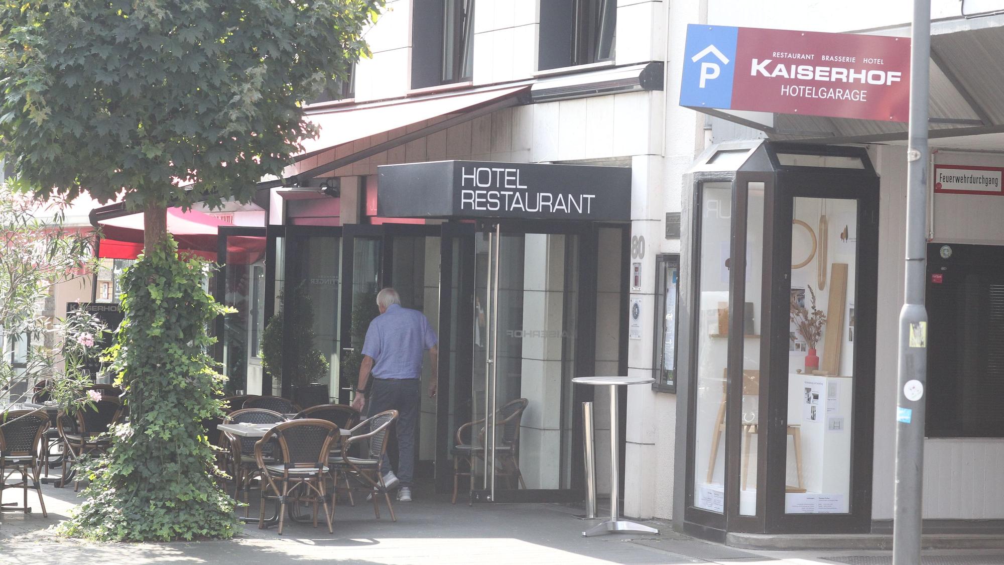 In SIegburg wird Casbah Inhaber Lukas Yiannakis sein Restaurant ab Oktober montags und dinestags geschlossen lassen.
Im Kaiserhof bleibt das Restaurant aus betrieblichen Gründen Donnerstag und Sonntag geschlossen.