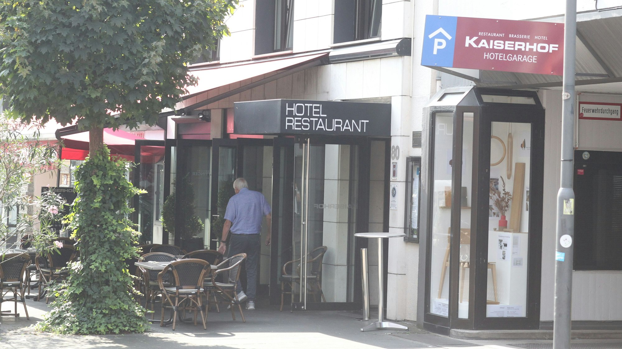 In SIegburg wird Casbah Inhaber Lukas Yiannakis sein Restaurant ab Oktober montags und dinestags geschlossen lassen.
Im Kaiserhof bleibt das Restaurant aus betrieblichen Gründen Donnerstag und Sonntag geschlossen.