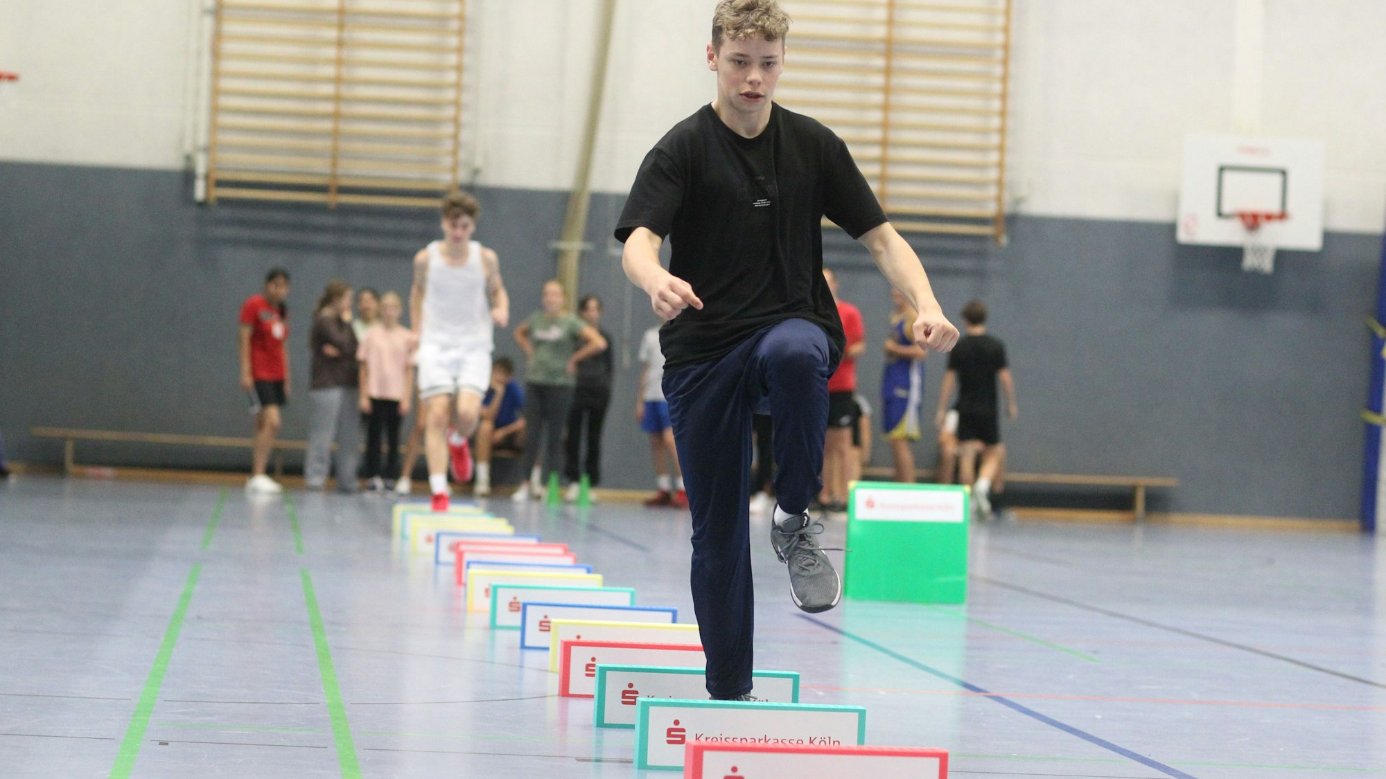 Aufstellung zum Hürdensprint: Auch hier werden die Schüler in Bewegung gebracht.