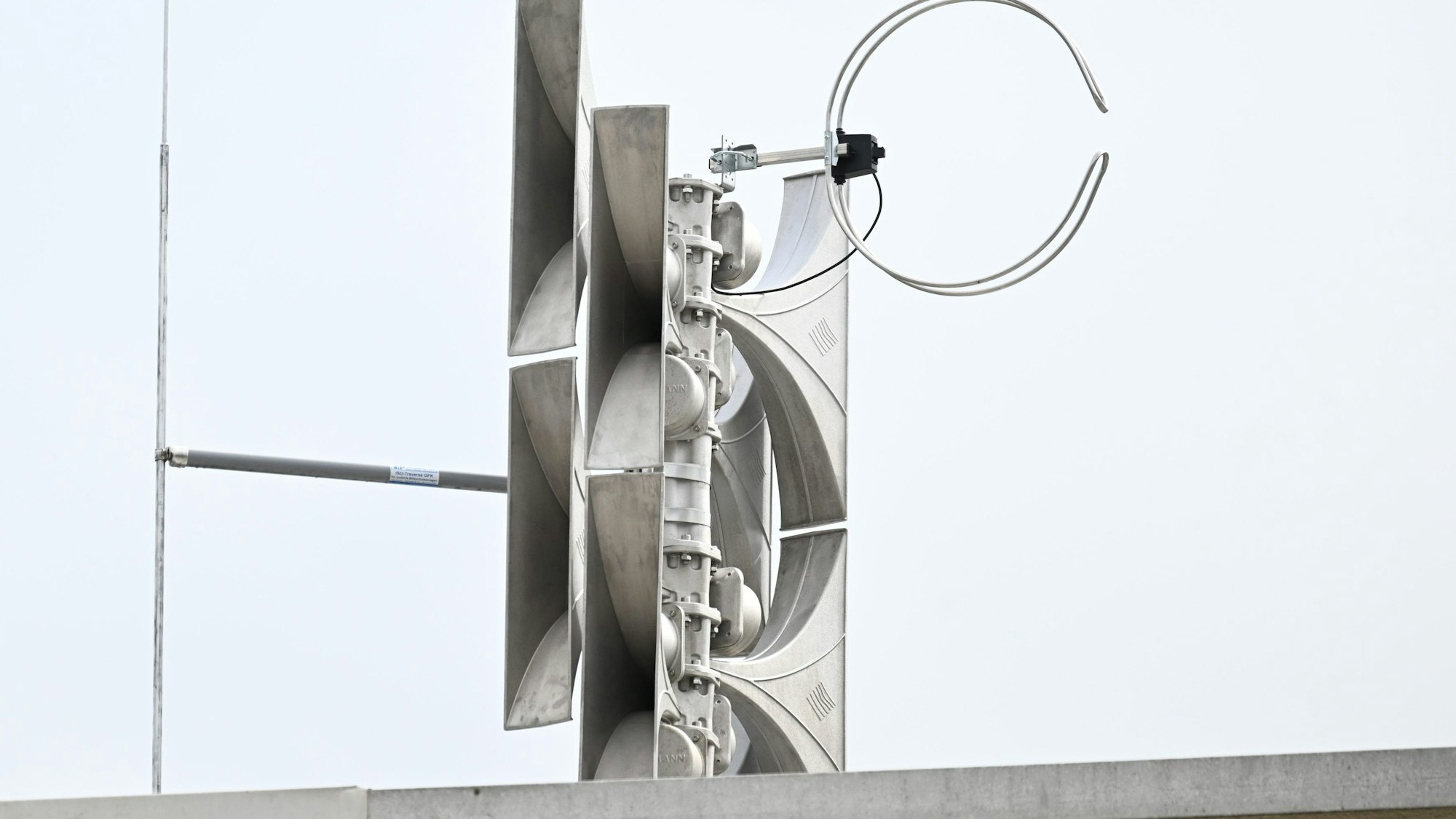 Bild einer Sirene auf einem Dach.