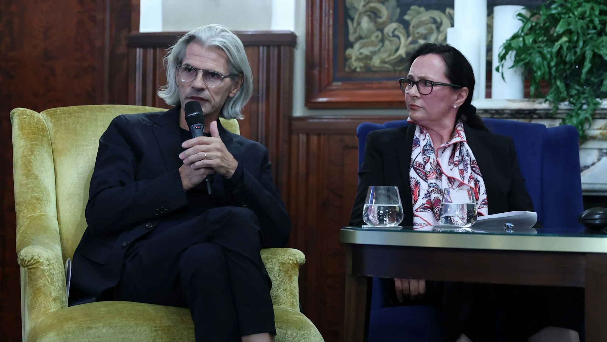 Gesprächsabend des Kölner Pressclubs mit unter anderem Kulturdezernent Stefan Charles (links) und Moderatorin Claudia Hessel (rechts).