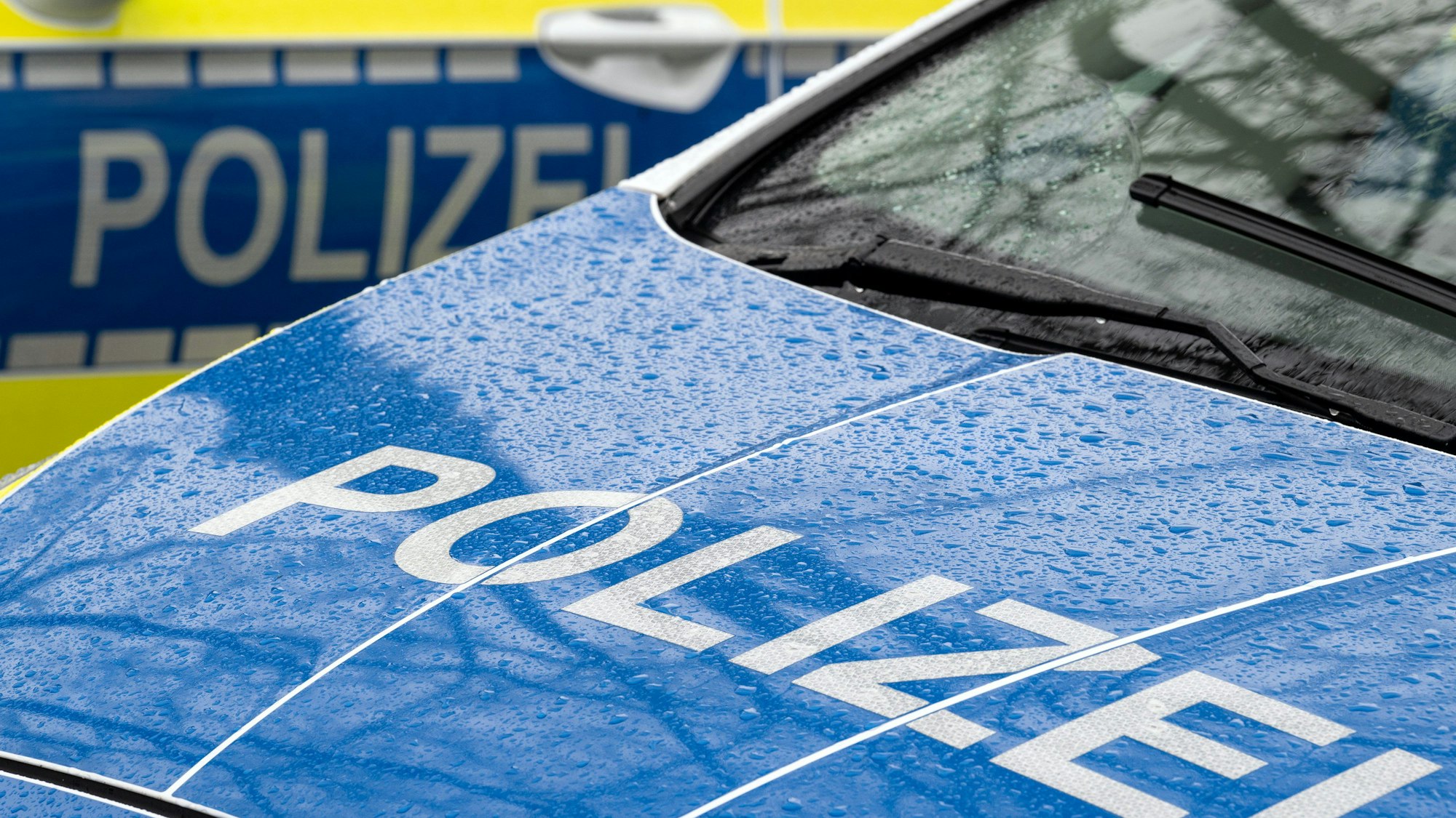 Der Schriftzug „Polizei“ auf der Kühlerhaube eines Einsatzwagens.