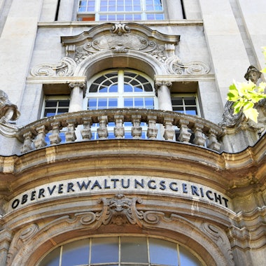 Blick auf die Fassade des Oberverwaltungsgerichtes.