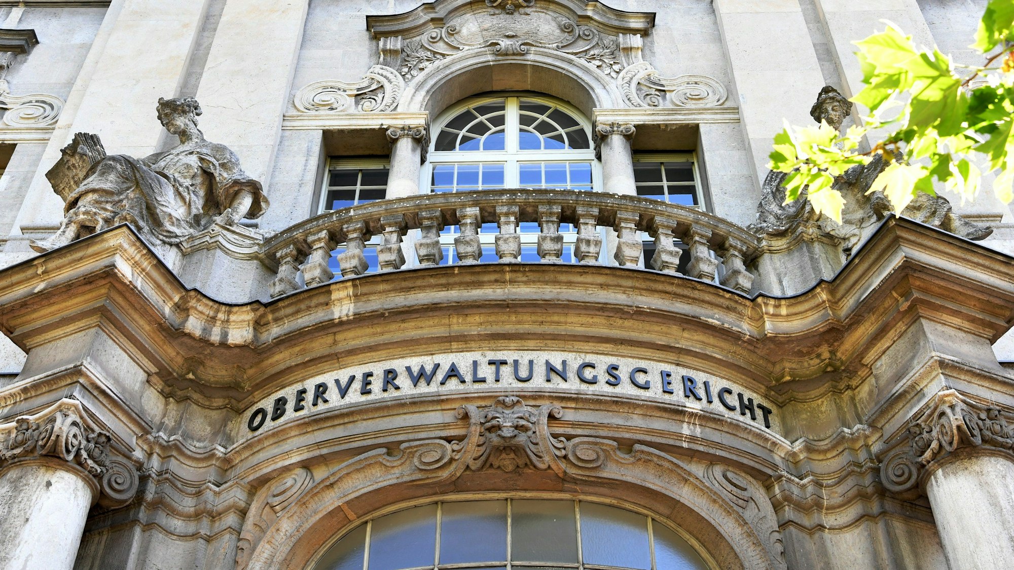 Blick auf die Fassade des Oberverwaltungsgerichtes.