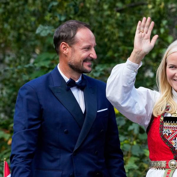 Kronprinz Haakon und Kronprinzessin Mette-Marit bei ihrer Ankunft im Hotel Union am Vinjevollen in Geiranger nach der Hochzeitszeremonie von Prinzessin Märtha Louise und Durek Verrett.
