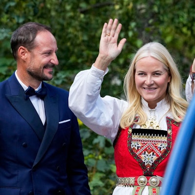 Kronprinz Haakon und Kronprinzessin Mette-Marit bei ihrer Ankunft im Hotel Union am Vinjevollen in Geiranger nach der Hochzeitszeremonie von Prinzessin Märtha Louise und Durek Verrett.