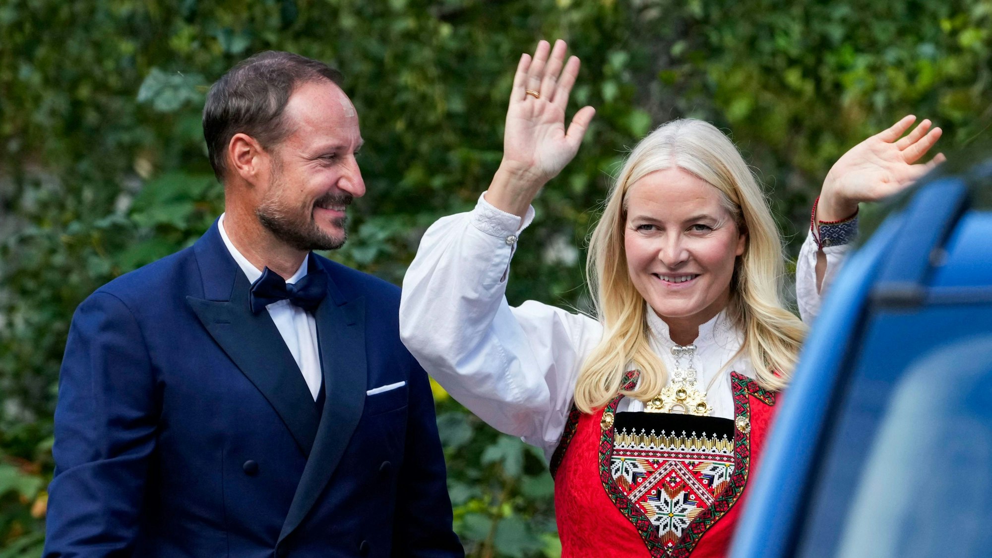 Kronprinz Haakon und Kronprinzessin Mette-Marit bei ihrer Ankunft im Hotel Union am Vinjevollen in Geiranger nach der Hochzeitszeremonie von Prinzessin Märtha Louise und Durek Verrett.