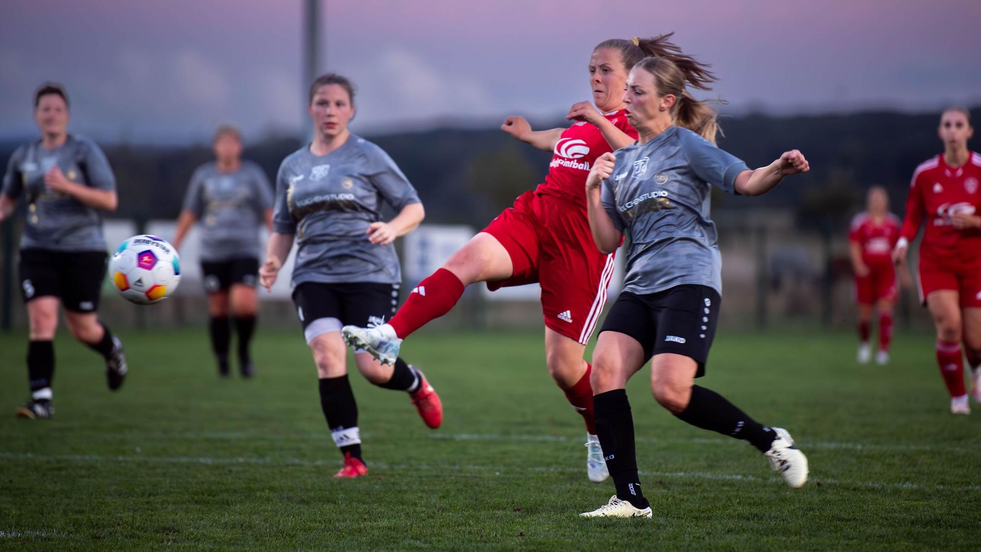 Das Bild zeigt den Moment, in dem Zülpichs Saskia Reder ihr Team mit 1:0 in Führung schießt.