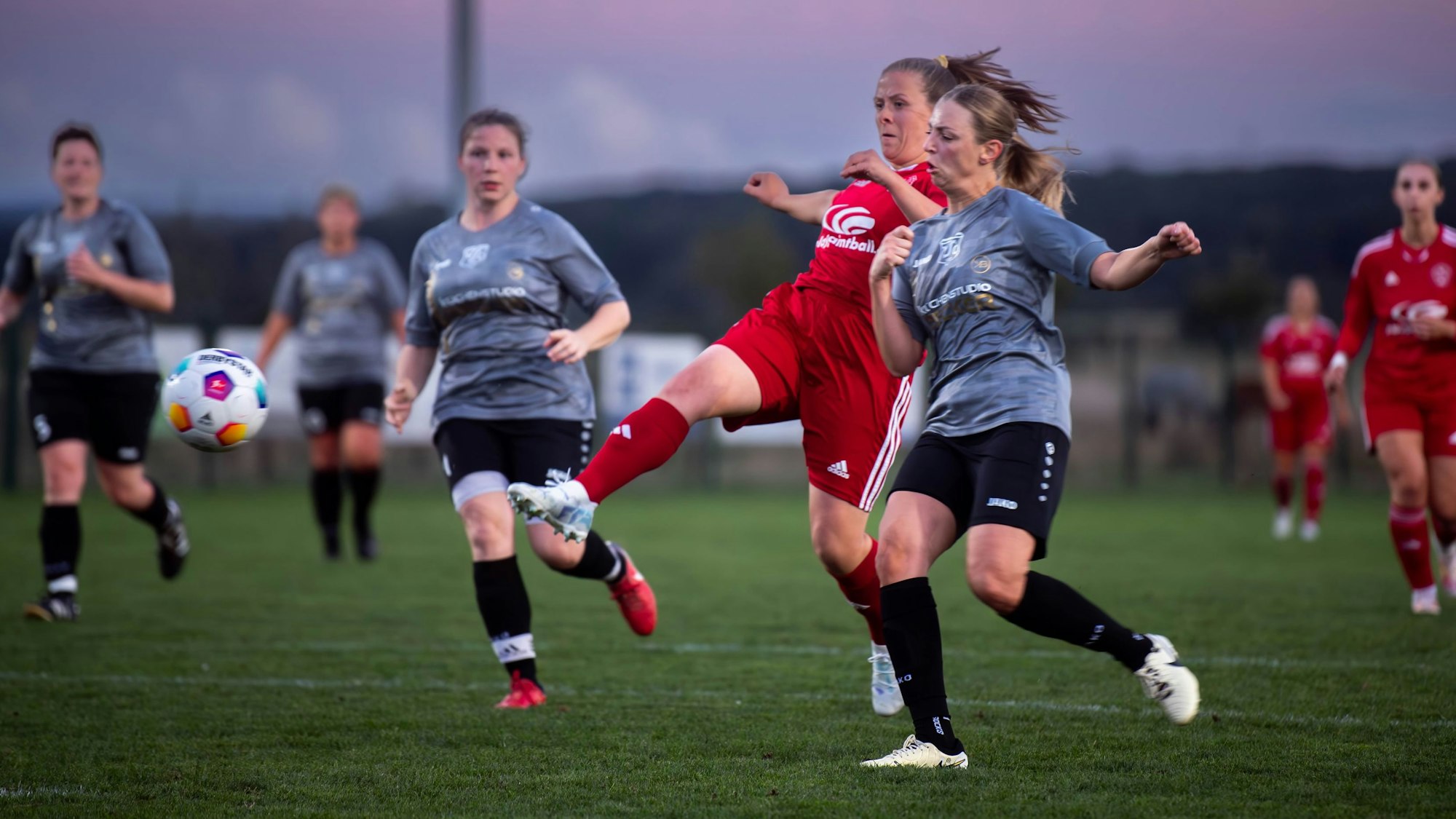 Das Bild zeigt den Moment, in dem Zülpichs Saskia Reder ihr Team mit 1:0 in Führung schießt.