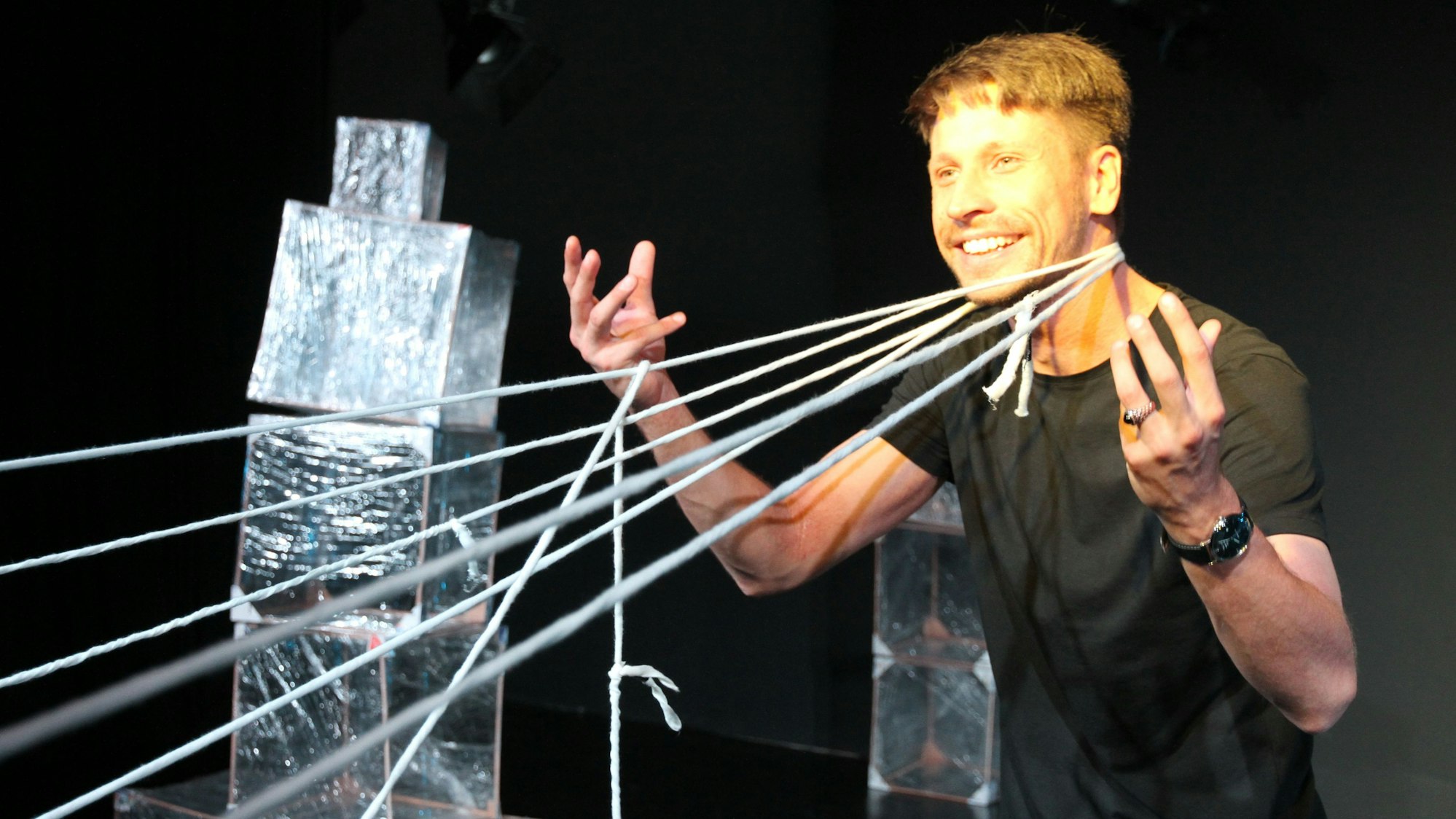 Kaufhof Monopoly, Inszenierung der Studiobühne Siegburg im keerstehenden Kaufhof, mit Christoph Wolff als René Benko