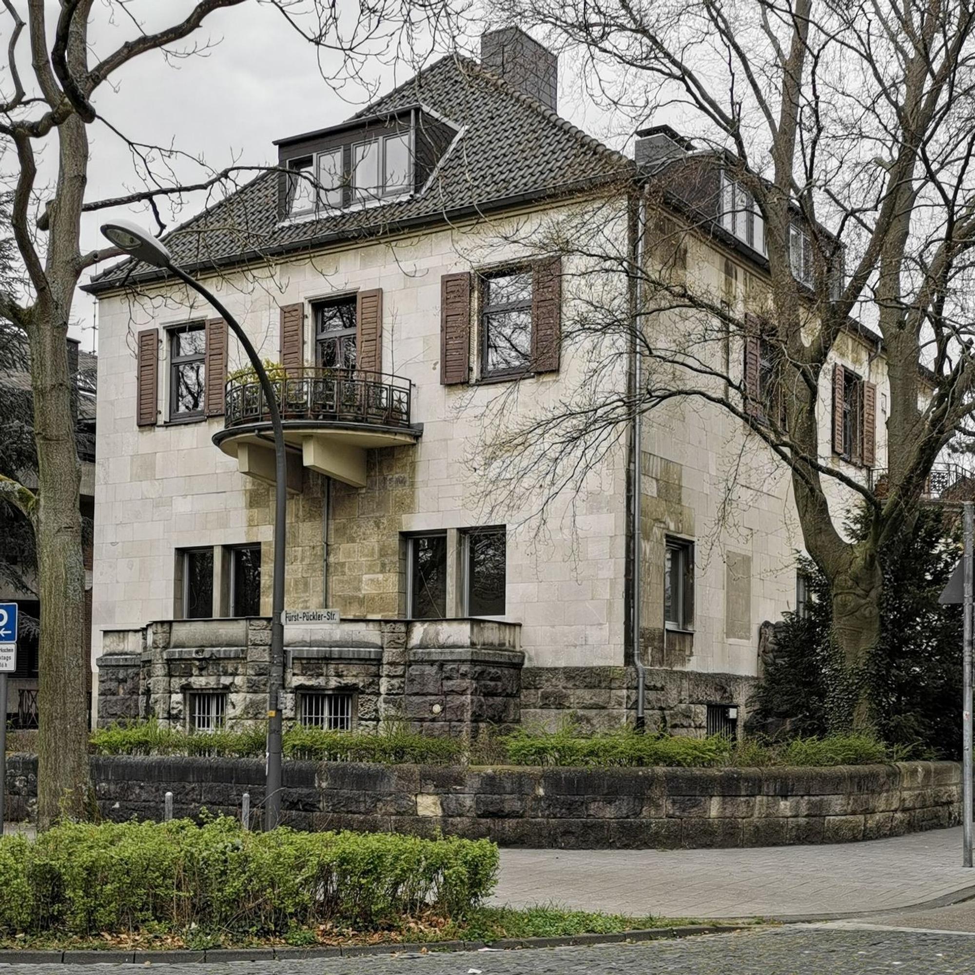 Die Villa vor der Sanierung in ihrem einfachen Nachkriegs-Zustand, 2020