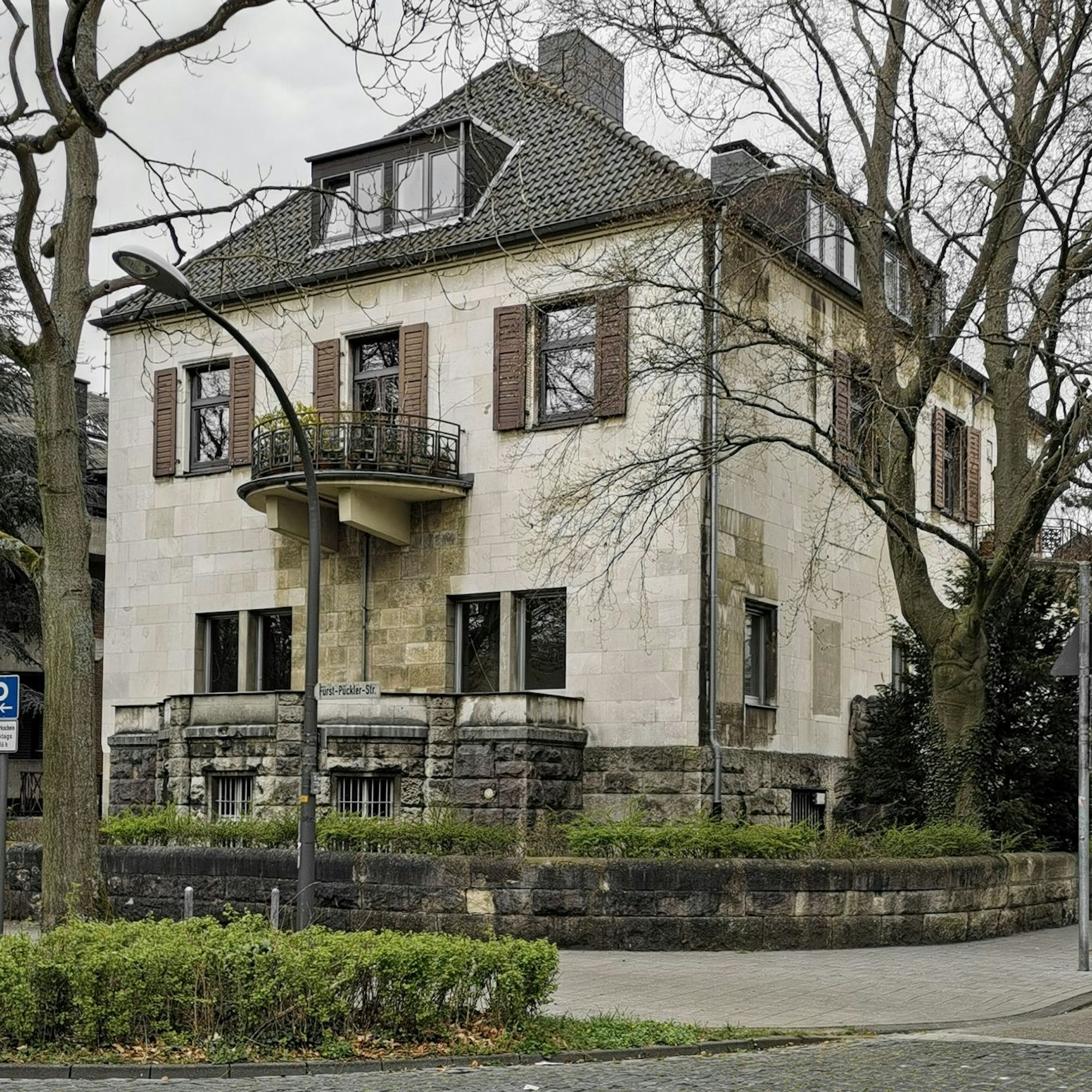 Die Villa vor der Sanierung in ihrem einfachen Nachkriegs-Zustand, 2020