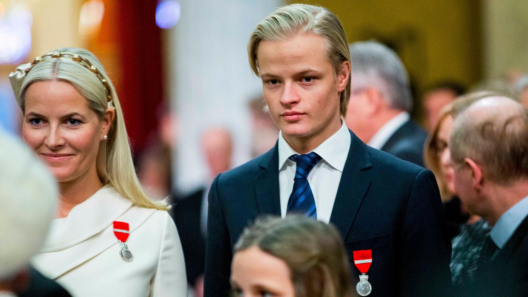 Kronprinzessin Mette-Marit von Norwegen (l) und ihr Sohn Marius Borg Høiby.