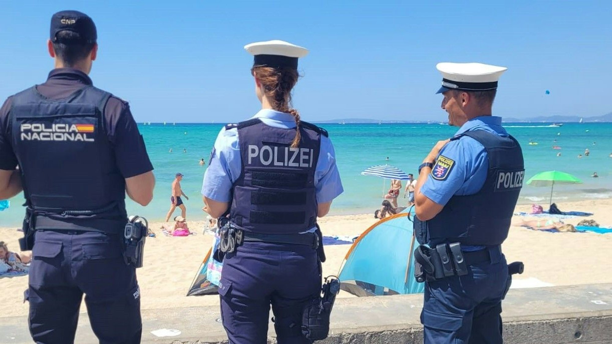 Die Kölner Polizistin Alexandra Borges beim Einsatz auf Mallorca, auch ein deutscher Kollege aus Frankfurt war im Team.