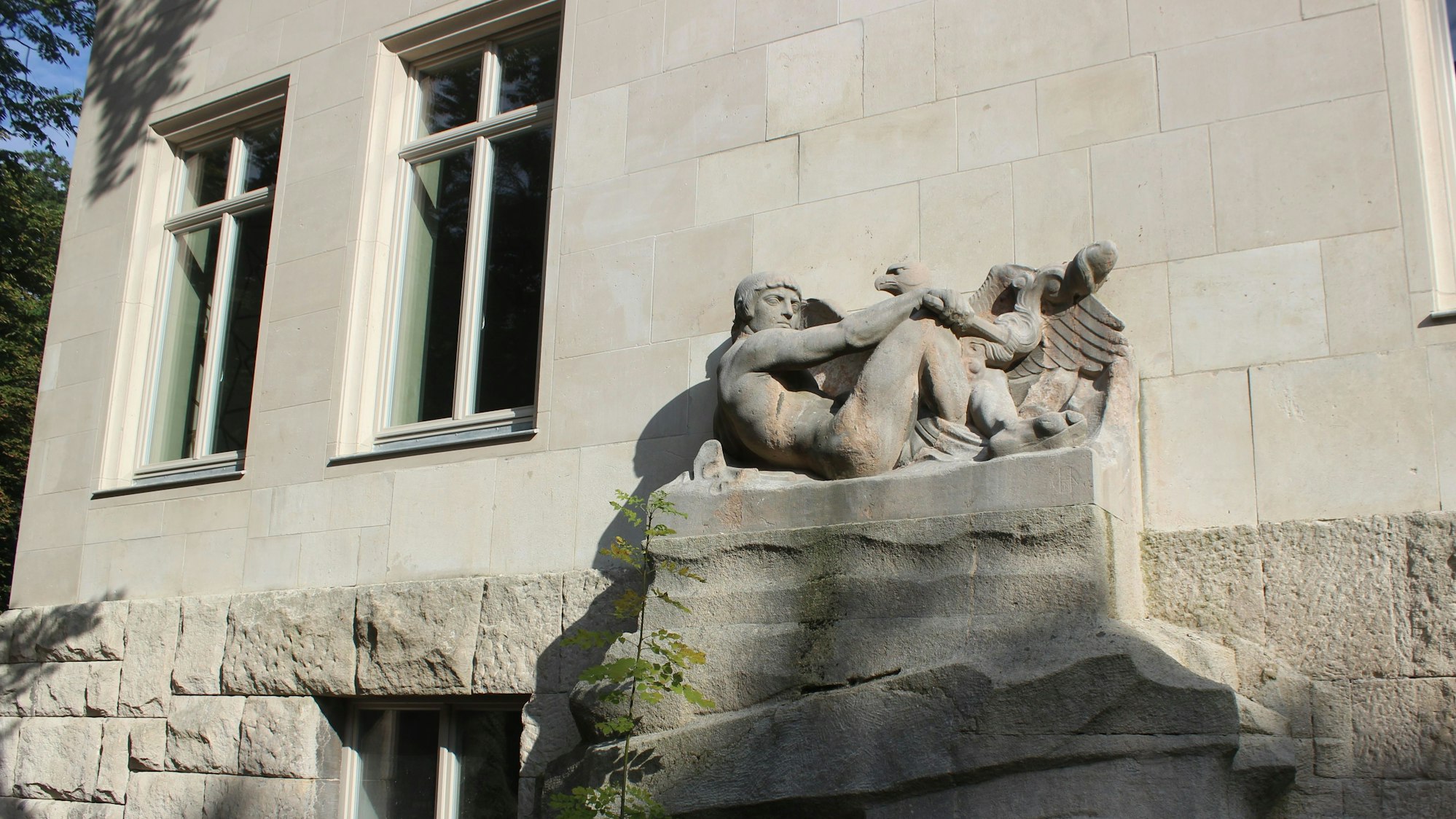 Zu sehen ist die Prometheus-Skulptur an der Südfassade der Villa.