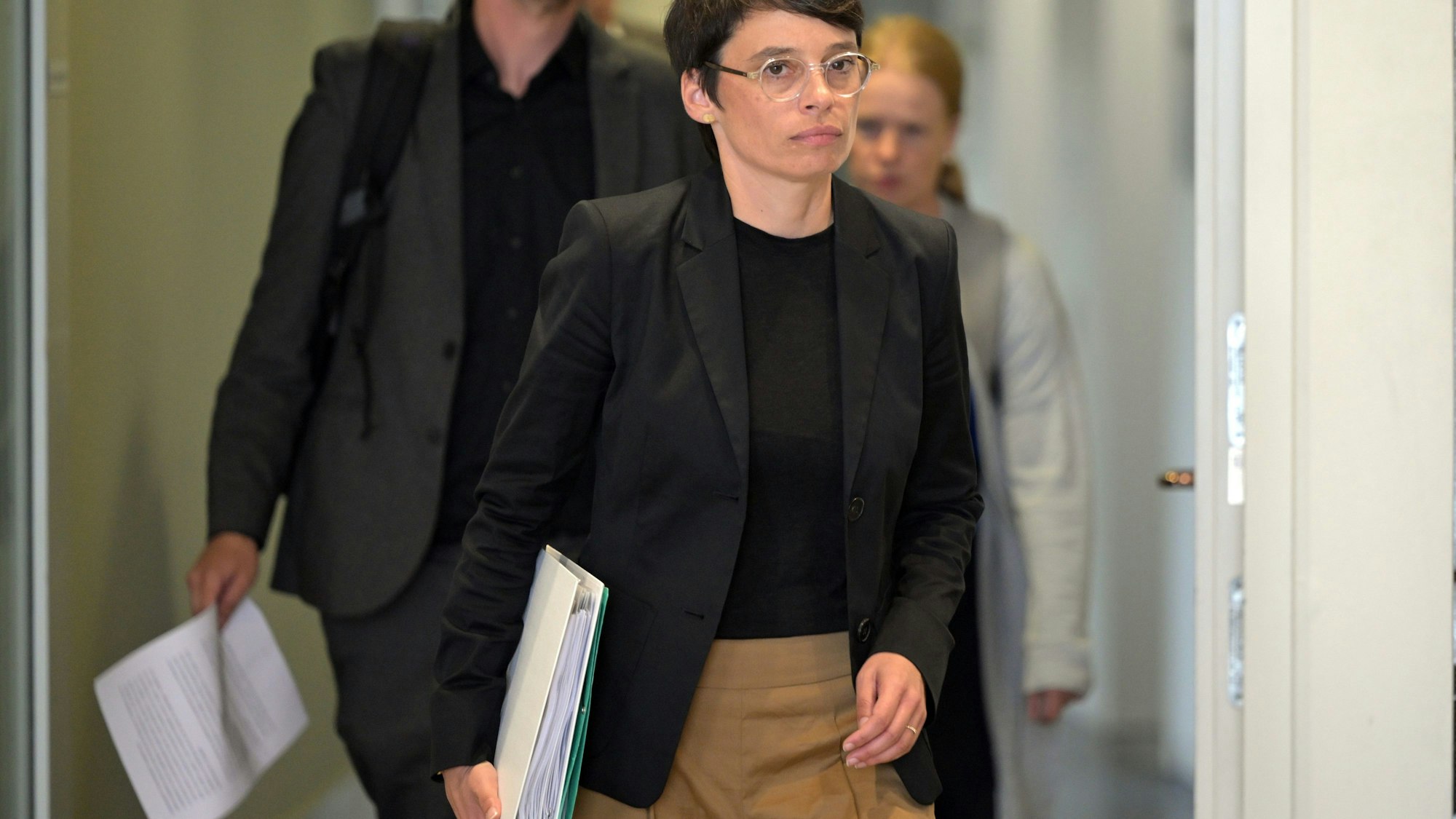 Josefine Paul (Bündnis 90/Die Grünen), Ministerin für Kinder, Jugend, Familie, Gleichstellung, Flucht und Integration des Landes Nordrhein-Westfalen, geht durch den Landtag zum Sitzungssaal.