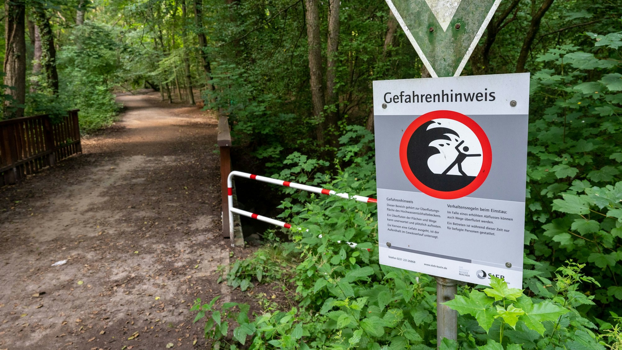 Auch kleine Holzbrücken wie am Flehbach im Königsforst müssen regelmäßig überprüft werden. (Archivbild)