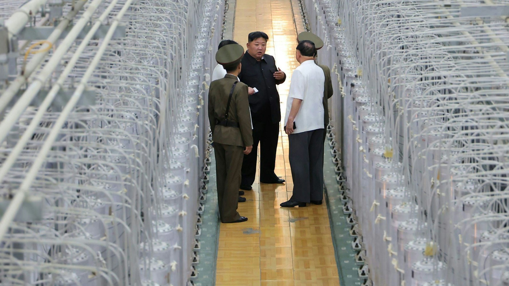 Die von der staatlichen nordkoreanischen Nachrichtenagentur KCNA zur Verfügung gestellte undatierte Aufnahme zeigt nach Angaben von KCNA Kim Jong Un, Machthaber von Nordkorea, bei der Inspektion einer Urananreicherungsanlage.