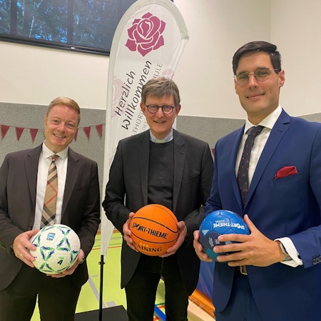 Zu sehen sind Thomas Pitsch, Erzbischof Rainer Maria Kardinal Woelki und Schulleiter Matthias Holzammer.