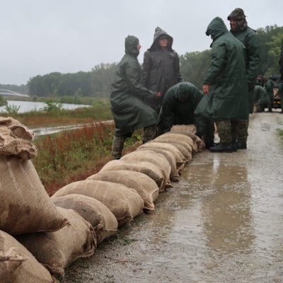 Die Soldaten helfen bei der vorbeugenden Verstärkung des Damms des Flusses Morava in der Nähe des Dorfes Kopèany im Bezirk Skalica.
