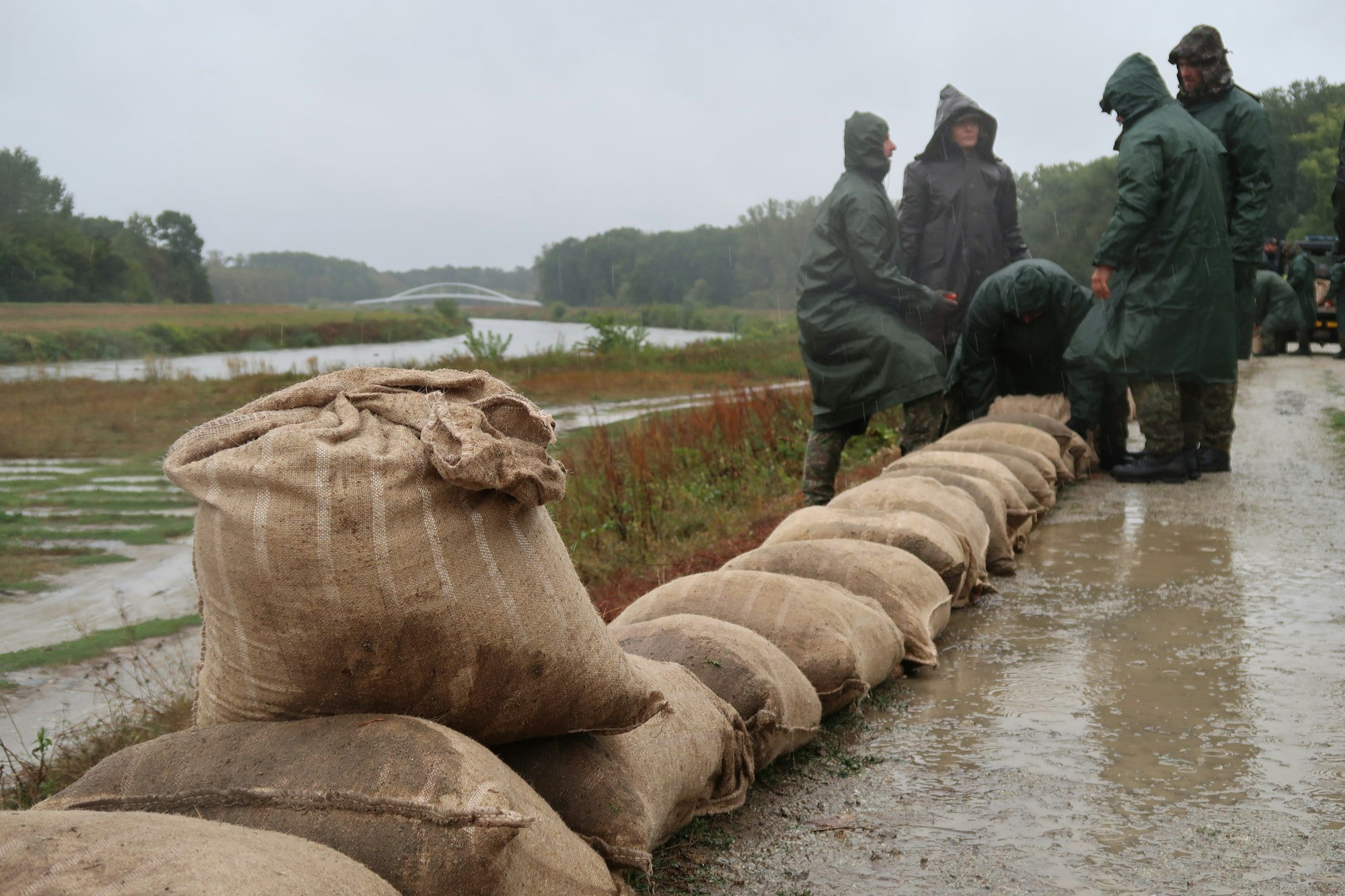 Die Soldaten helfen bei der vorbeugenden Verstärkung des Damms des Flusses Morava in der Nähe des Dorfes Kopèany im Bezirk Skalica.