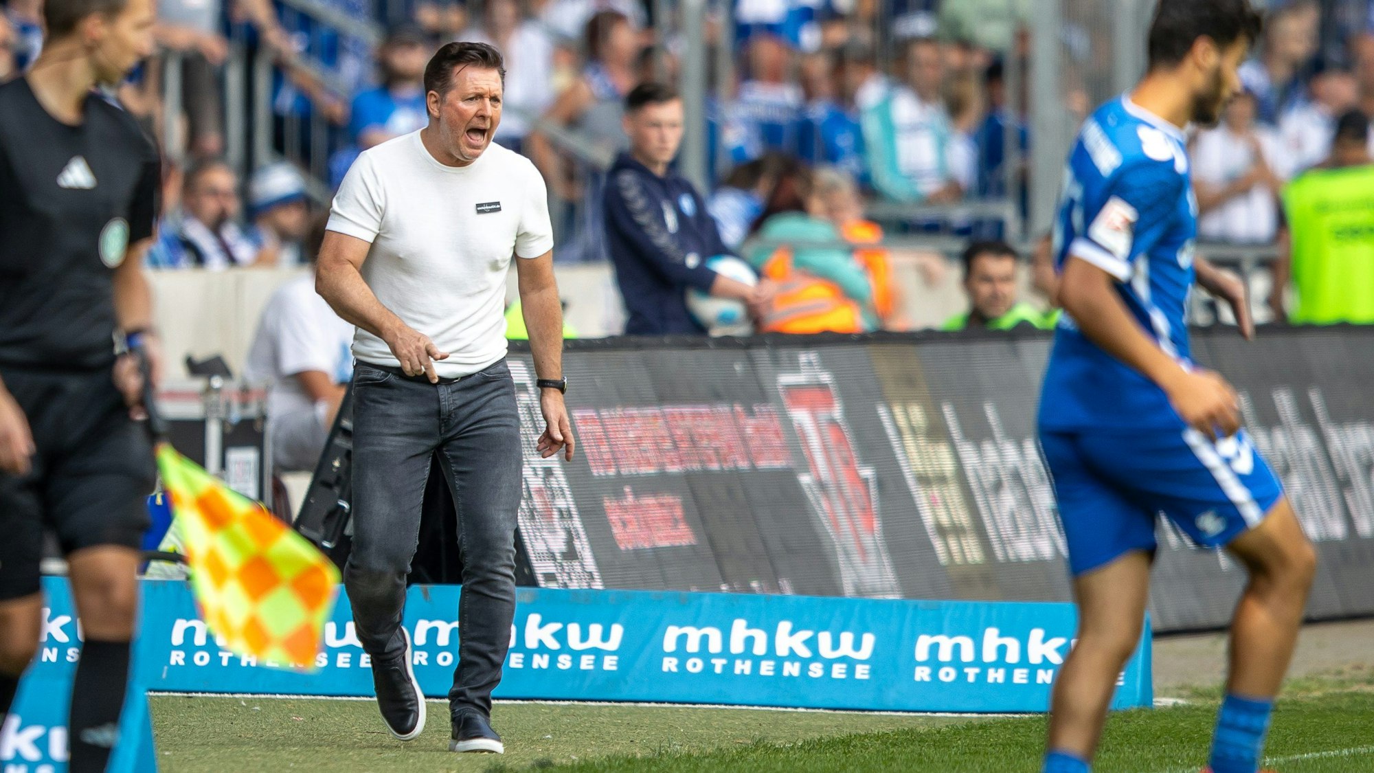 Magdeburgs Trainer Christian Titz am dritten Spieltag während des Spiels gegen den FC Schalke 04.