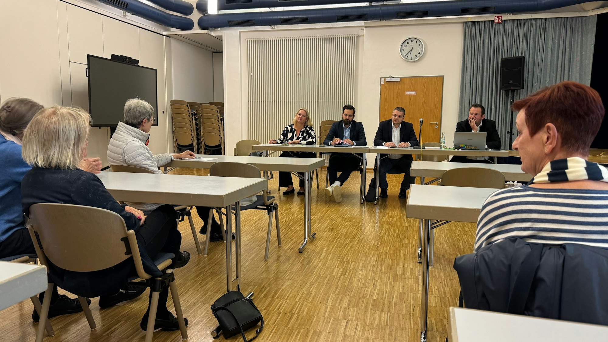 Auf dem Bild ist die Bürgerversammlung zu sehen.