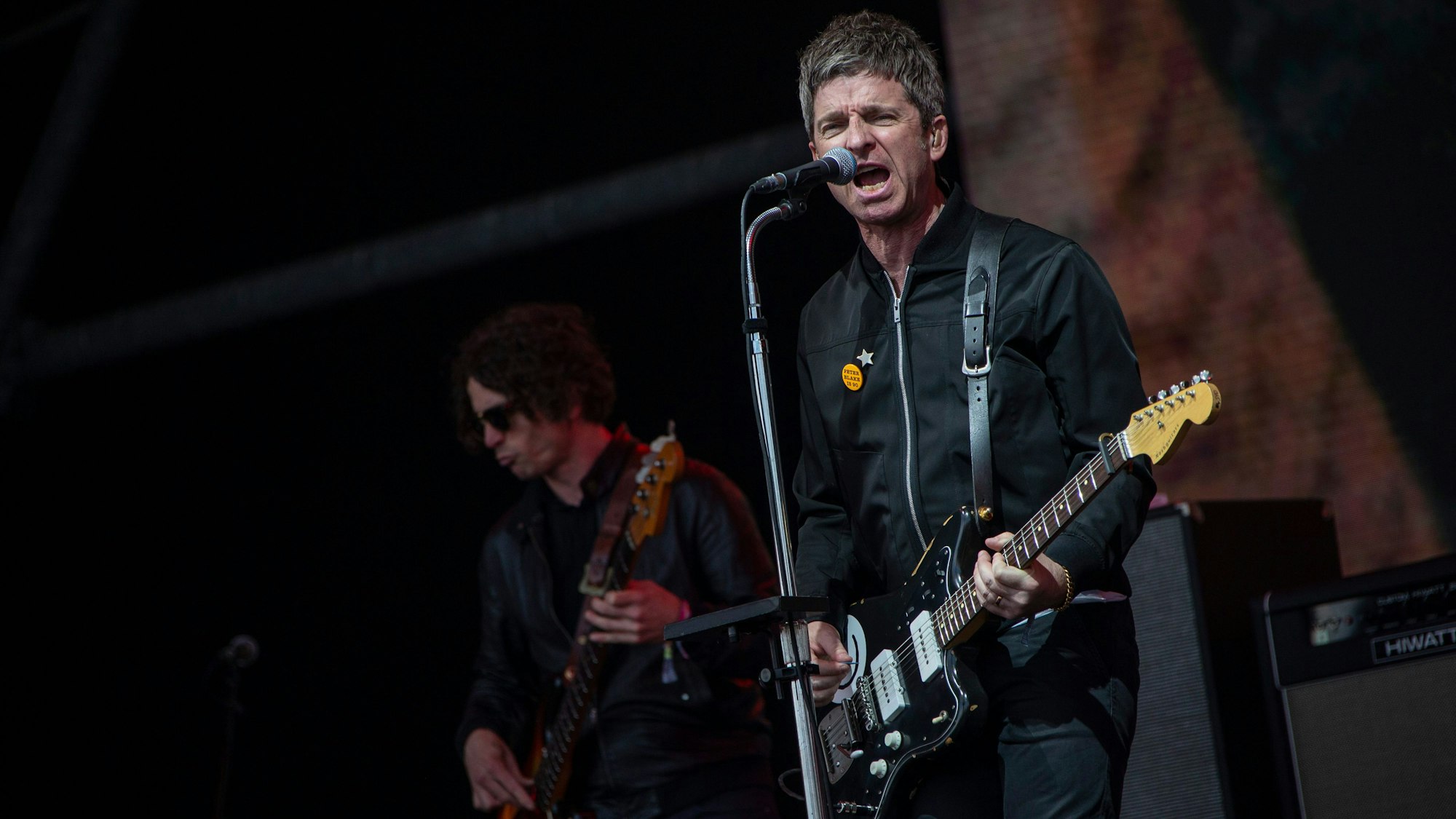 Noel Gallagher steht mit einer Gitarre auf der Bühne und singt beim Glastonbury Festival im Vereinigten Königreich.