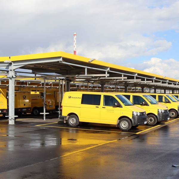 Die Postfahrzeuge stehen aufgereiht vor dem neuen Zustellstützpunkt in Euskirchen.