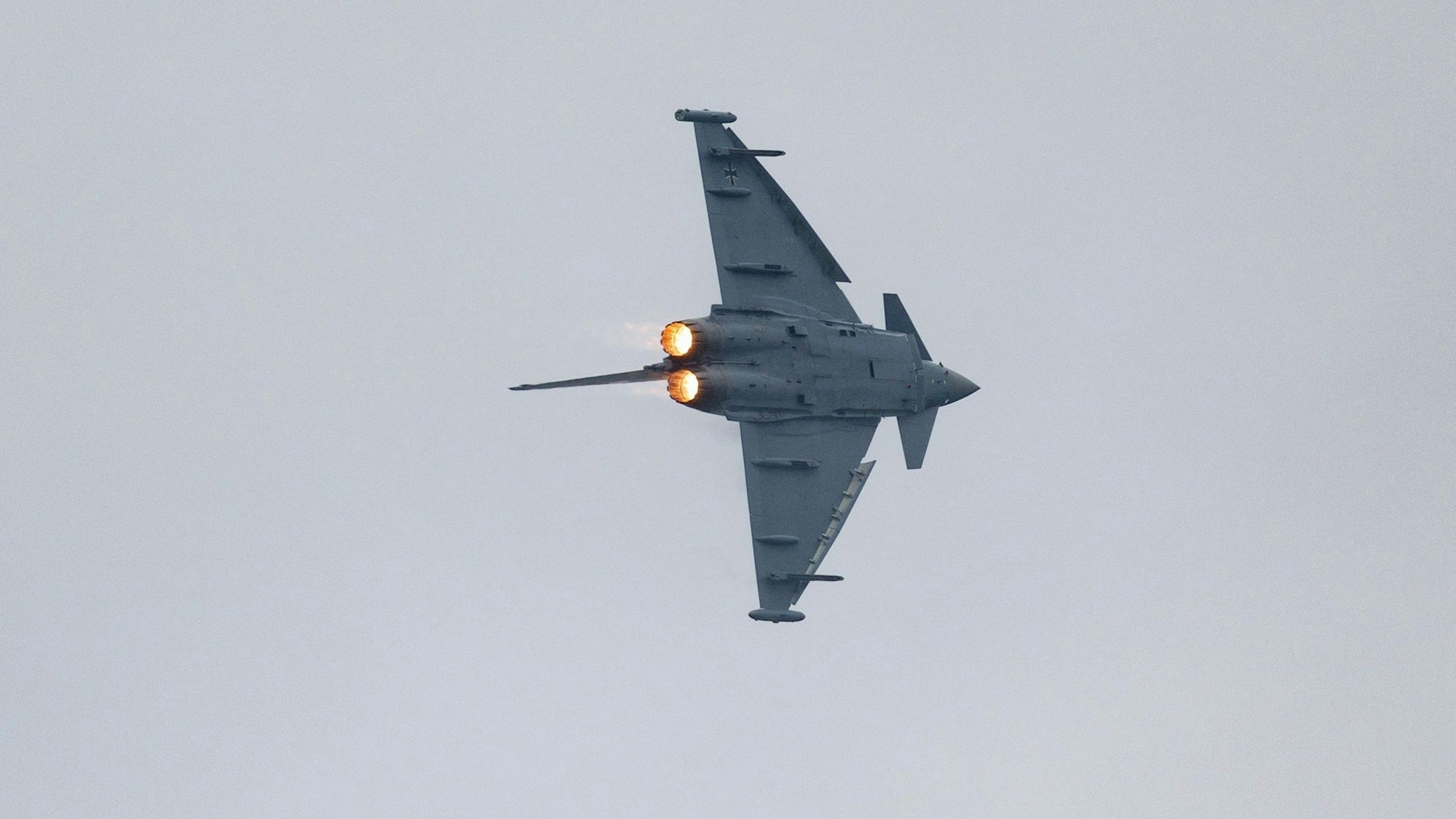 Ein Eurofighter der deutschen Luftwaffe manöviert in der Luft. Am Freitag kam es über der Ostsee zu einem Einsatz wegen zweier russischer Flugzeuge.