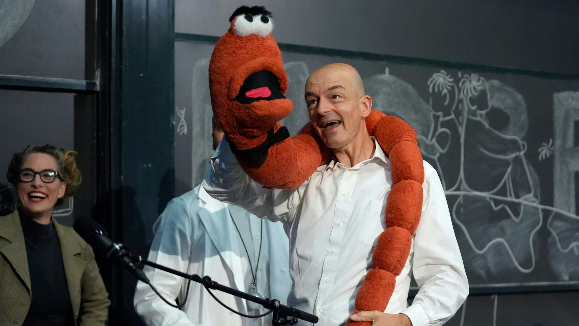 Professor Sander Woutersen zeigt einen überdimensionalen ausgestopften Wurm, während er den Ig-Nobelpreis für Chemie für seine Arbeit mit einem Forscherteam entgegennimmt, das Chromatographie zur Trennung von betrunkenen und nüchternen Würmern einsetzt, während der Ig-Nobelpreisverleihung am Massachusetts Institute of Technology in Cambridge.