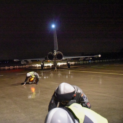 Ein Kampfjet der Bundeswehr steht in der Dunkelheit auf dem Rollfeld.