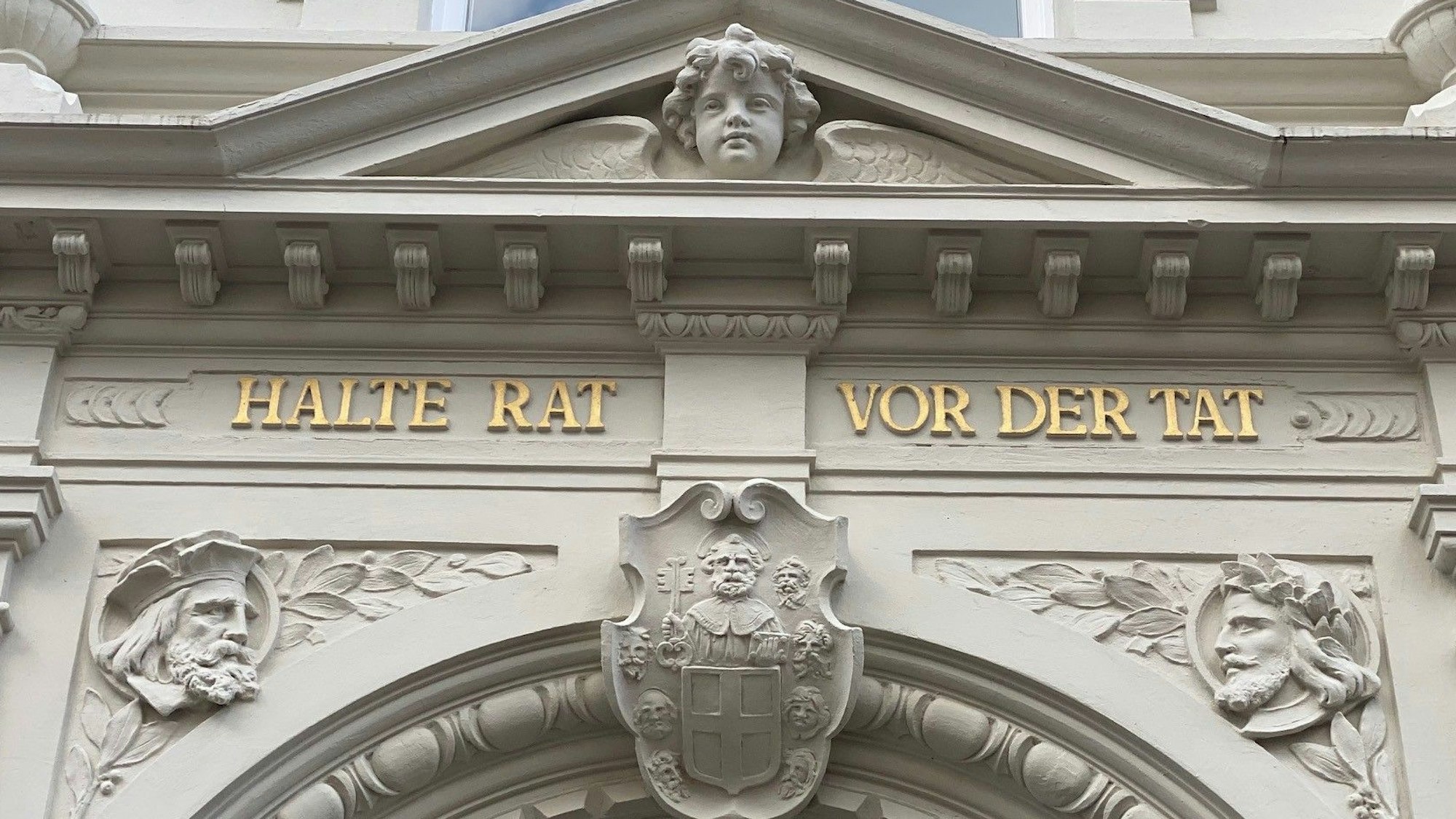 Zu sehen ist das Portal des Rathauses in Brühl.