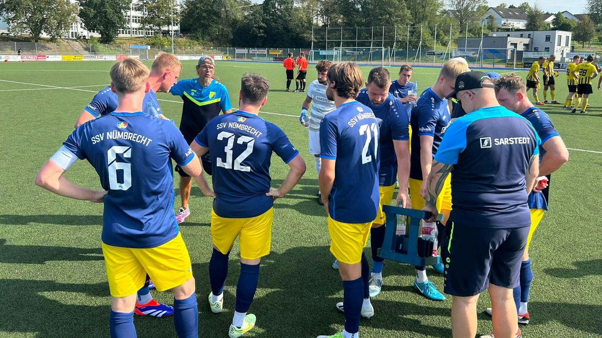 Die Mannschaft des SSV Nümbrecht bei einer Trinkpause.
